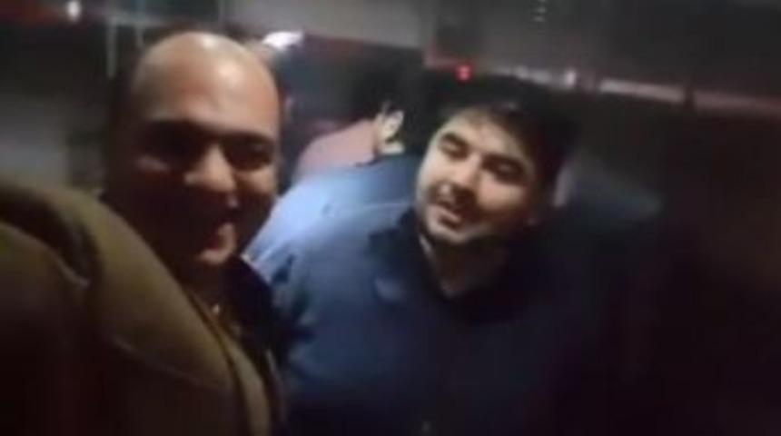 Asansörde Kalınca Önce Şarkı Söylediler Sonra Bağırdılar