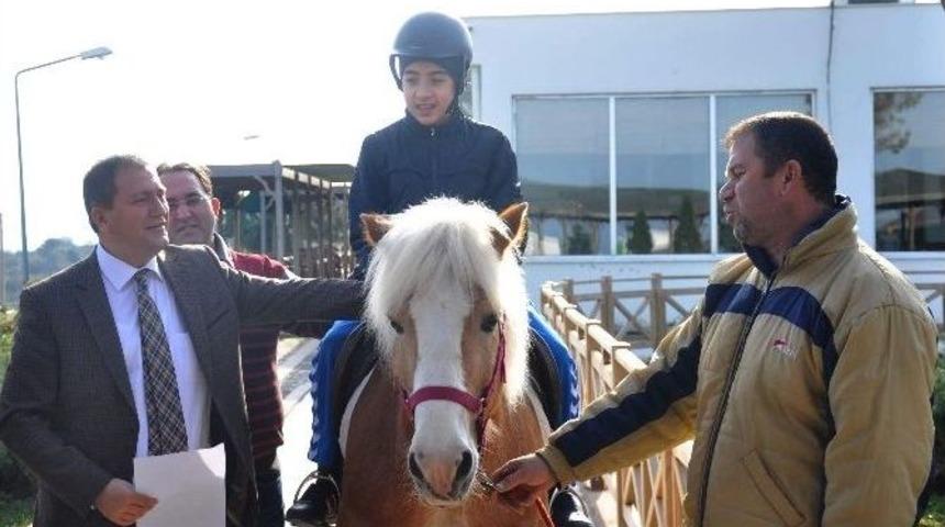 Otizmli &Ouml;ğrencilere &rsquo;atlı Terapi&rsquo;