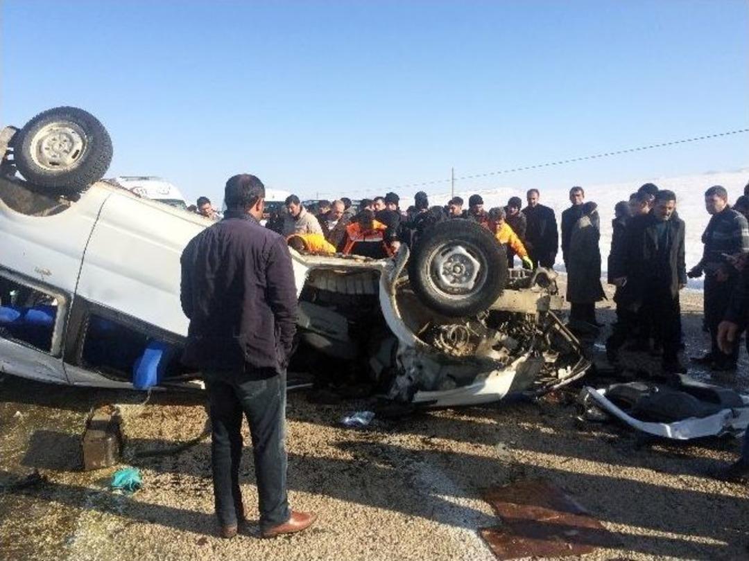 &Ouml;ğrencileri Taşıyan Minib&uuml;s, Kamyonetle &Ccedil;arpıştı: 11 &Ouml;l&uuml;