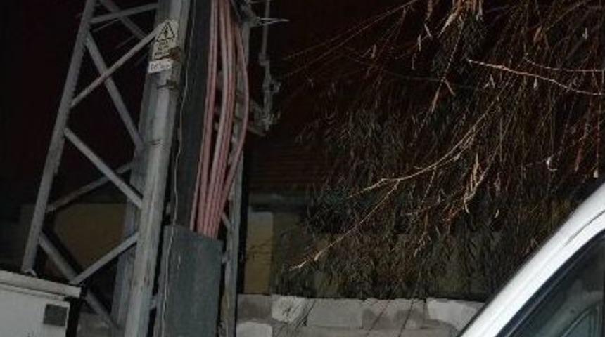 Kurşunlanan Minib&uuml;sten Seken Kurşun Elektrik Trafosuna İsabet Etti, Mahalle Karanlığa G&ouml;m&uuml;ld&uuml;