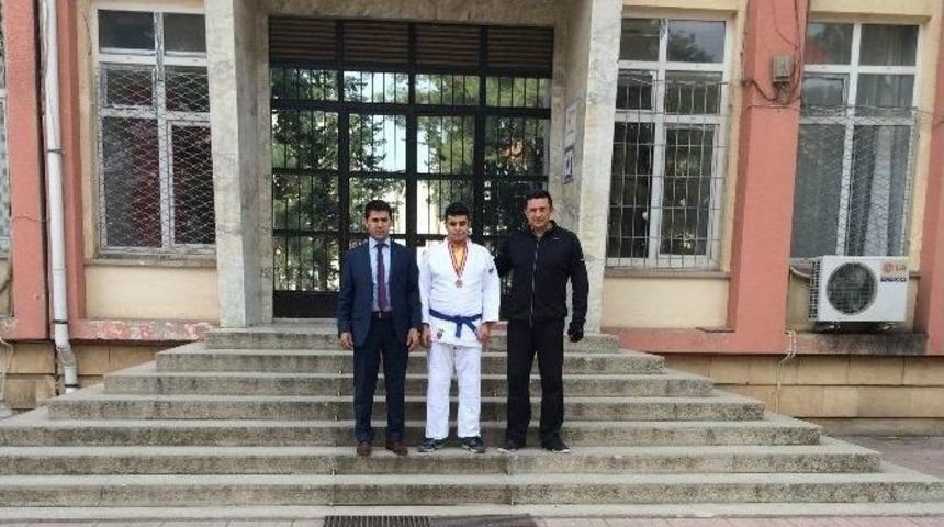 Kilis Liseler Arası Judo Turnuvasında T&uuml;rkiye 2&rsquo;incisi Oldu