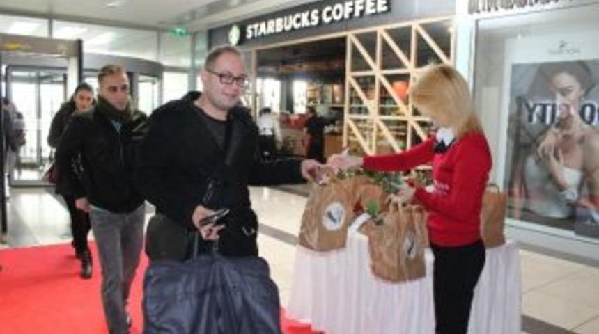 D&uuml;nya Mağazacılar G&uuml;n&uuml; Nedeniyle Avm&rsquo;lerden Personeline Jest