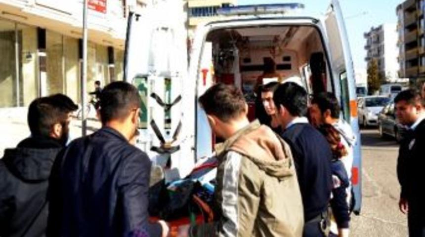 Yaşlı Kadına Otomobilin Kapısı &Ccedil;arptı