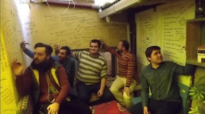 Duvarlar Gazete Sayfası Gibi