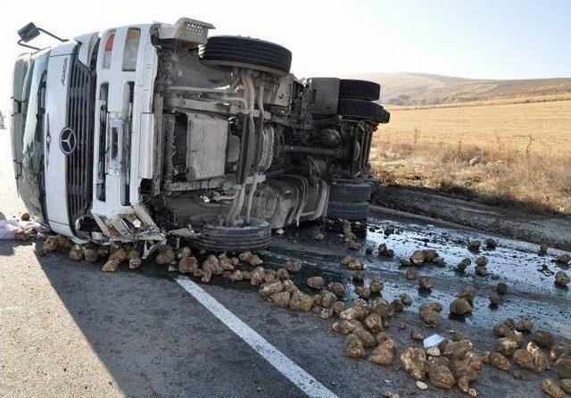 Tır Devrildi, Şeker Pancarları Yola Saçıldı