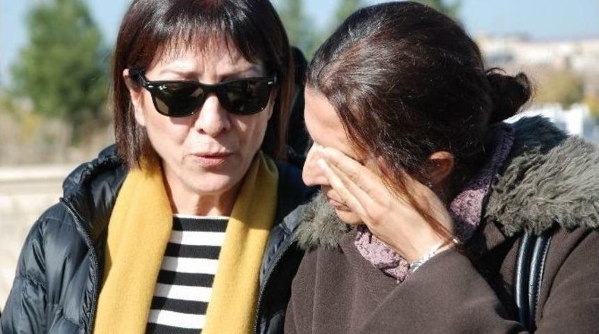 G&uuml;lten Kaya, Tahir El&ccedil;i&rsquo;nin Mezarını Ziyaret Etti