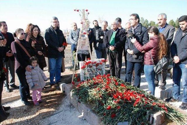 G&uuml;lten Kaya, Tahir El&ccedil;i&rsquo;nin Mezarını Ziyaret Etti 2