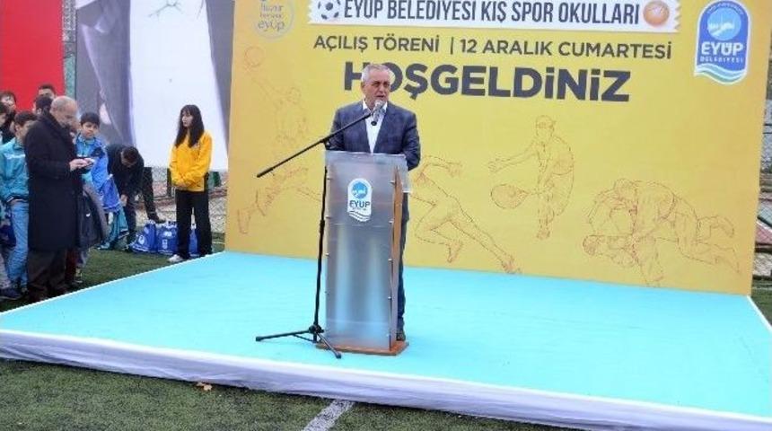 Kış Spor Okulları Hediyelerle Başladı