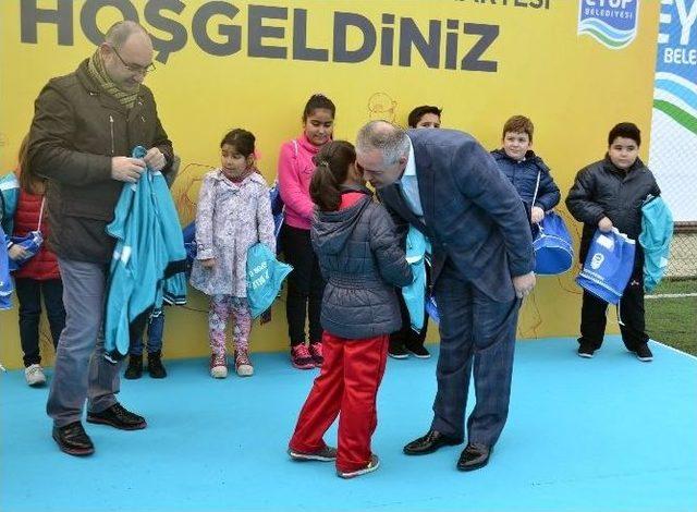 Kış Spor Okulları Hediyelerle Başladı