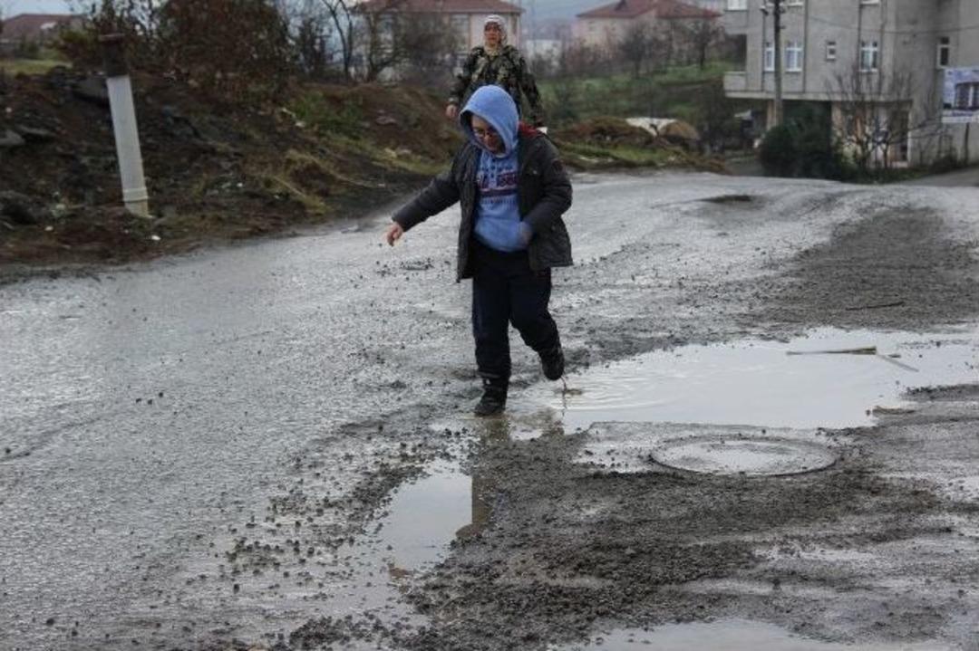 Mahalleli Bozuk Yol Ve &Ccedil;amurdan Kurtulmak İstiyor