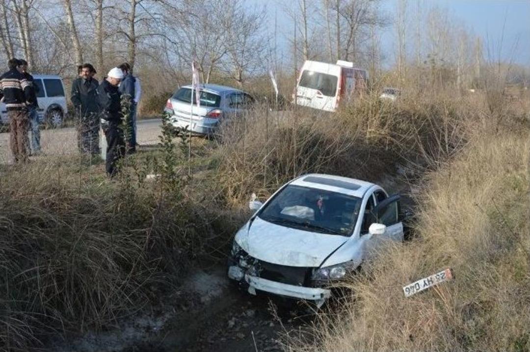 Otomobil Sulama Kanalına U&ccedil;tu: 3 Yaralı