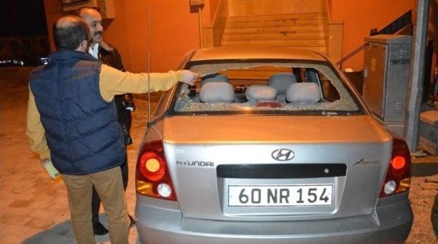 Minareden D&uuml;şen Taş Otomobilin Camını Kırdı
