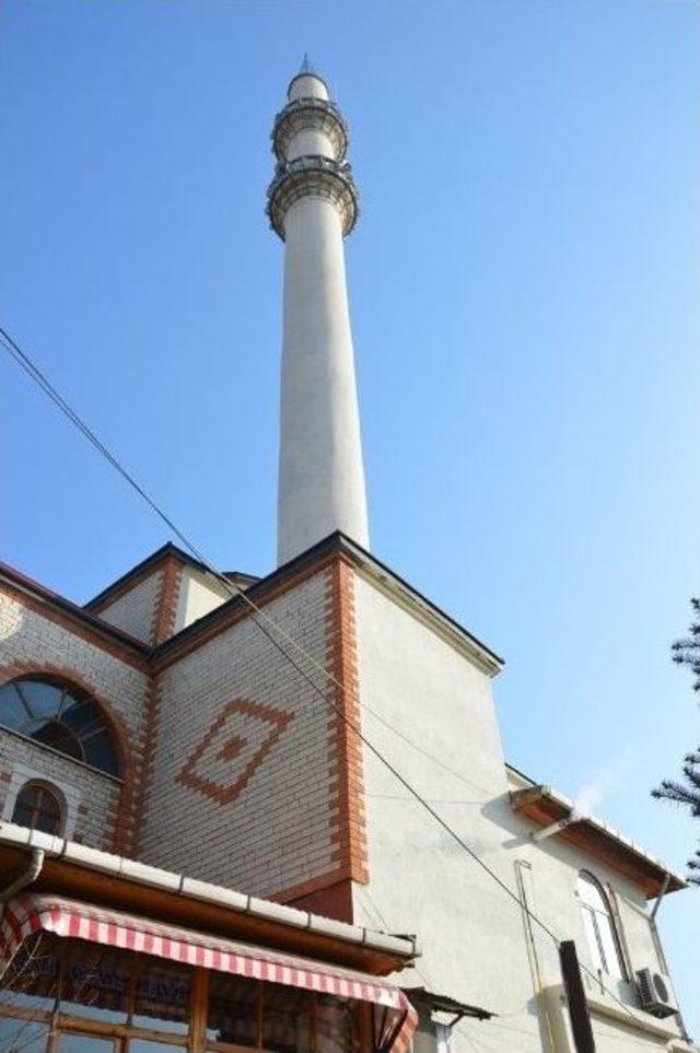 Minareden Düşen Taş Otomobilin Camını Kırdı