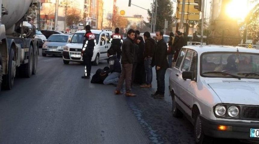 Otomobil Yayaya Çarptı