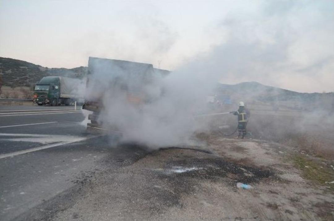 Seyir Halindeki Tır&rsquo;ın Tekerlekleri Alev Aldı