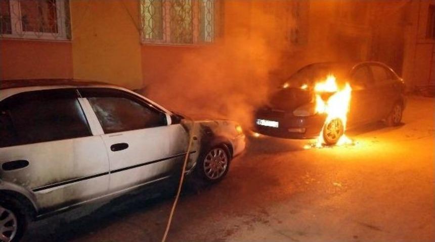 &Ccedil;orum&rsquo;da 2 Otomobil Kundaklandı