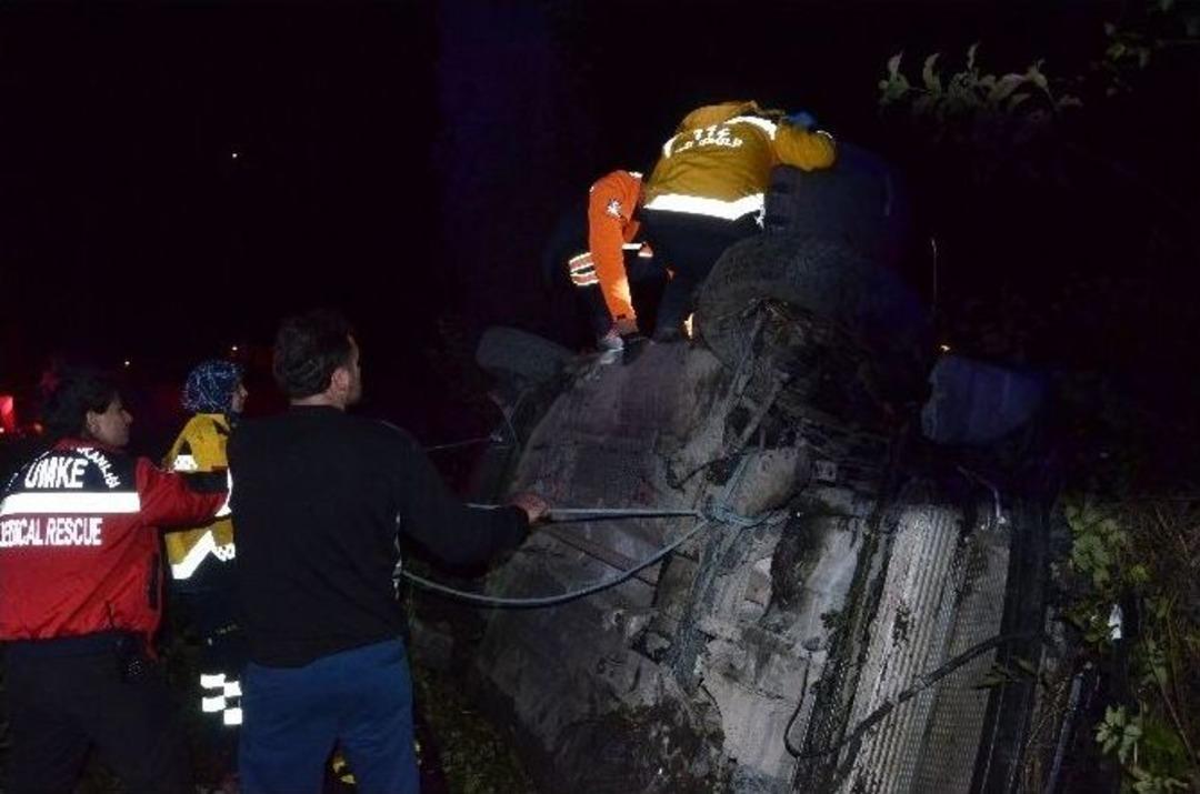 Dere Kenarına Devrilen Otomobile Halatlı &Ouml;nlem