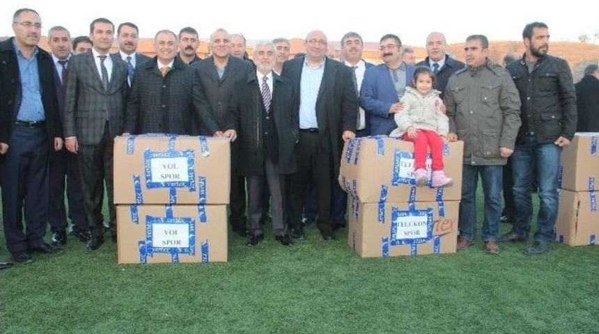 Amat&ouml;r Spor Kul&uuml;plerine Malzeme Dağıtıldı