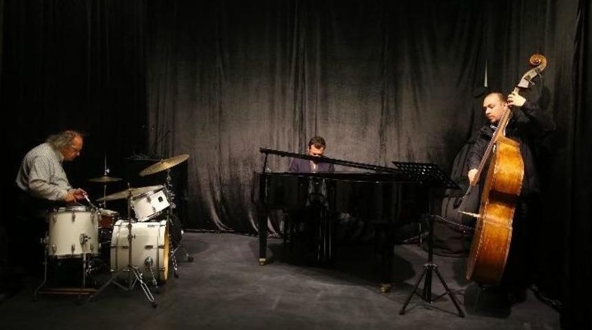 &Uuml;nl&uuml; Piyanist Uğur G&uuml;neş&rsquo;ten M&uuml;zik Ziyafeti