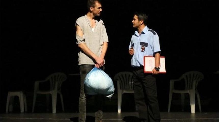 Maltepe&rsquo;de &ldquo;dikkat Sayım İ&ccedil;erde&rdquo; Oyunu Tiyatroseverlerle Buluştu