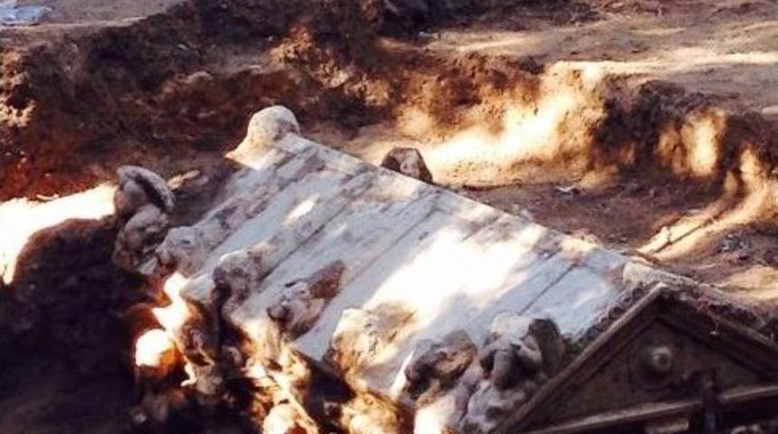 Lahit Bulunan Tarlada Define Ararken Yakalandılar