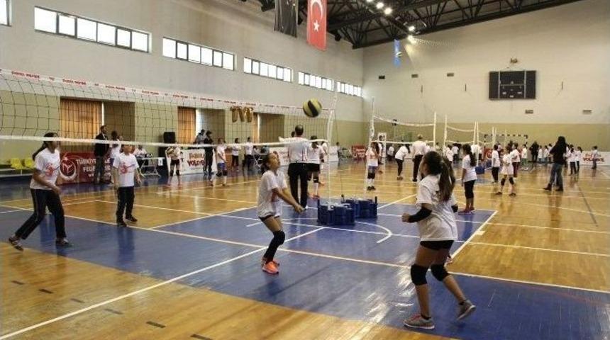 Balıkesir İli Edremit K&ouml;rfezi Fabrika Voleybol Şenliği Yapıldı