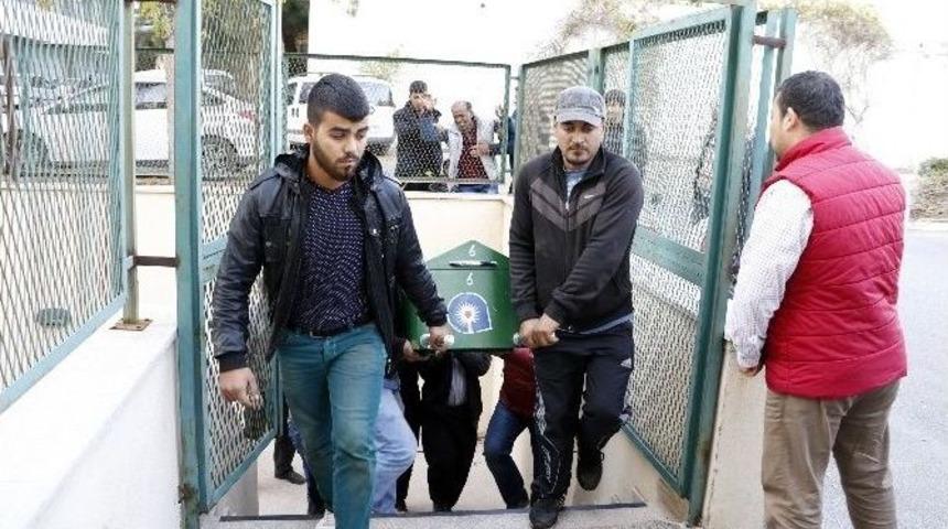 Acılı Baba 17 Yaşındaki Kızının Cenazesini Alırken Sinir Krizi Ge&ccedil;irdi