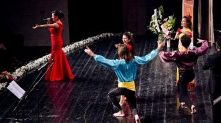 Oyak Renault &Ccedil;alışanları 2015 Yılını Şarkılarla Uğurladı