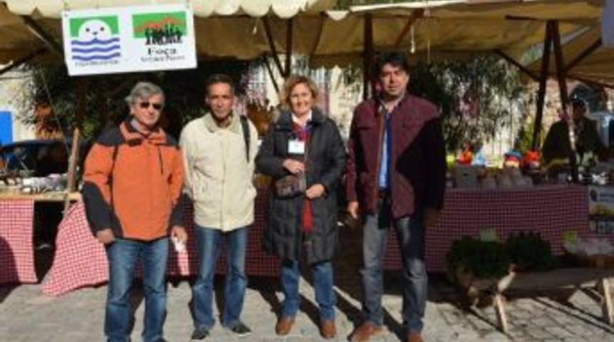 Fo&ccedil;a, Toprak Ananın Ellerini &Ouml;pt&uuml;