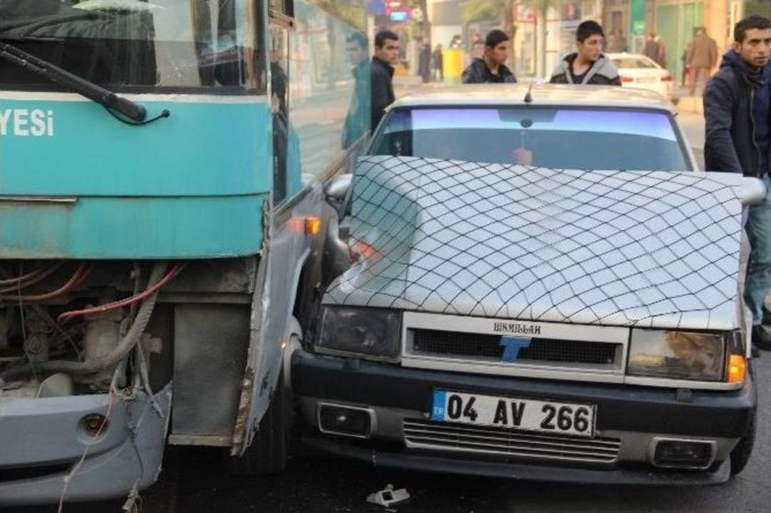 Şanlıurfa&rsquo;da Otomobil İle Halk Otob&uuml;s&uuml; &Ccedil;arpıştı