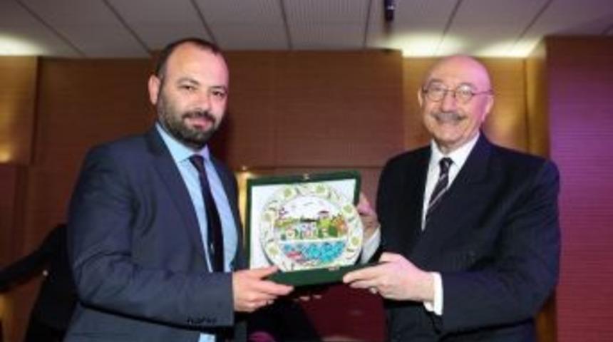 Usta Sanat&ccedil;ı &Ouml;zdemir Erdoğan M&uuml;zik Dolu Gece Yaşattı