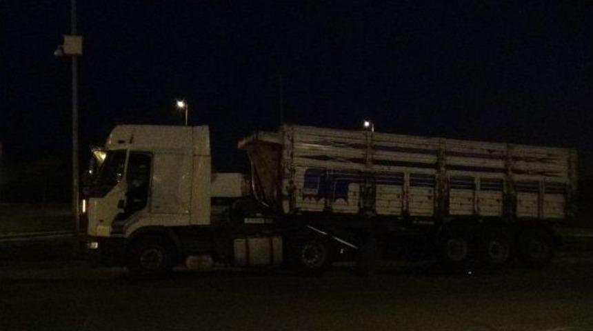 Tem&rsquo;de Tır&rsquo;ın Dorsesi &rsquo;baş&uuml;st&uuml; Levhası&rsquo;nı Devirdi