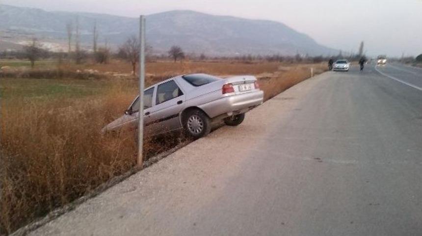 Dinar&rsquo;da Otomobile &Ccedil;arpan Ara&ccedil; Bankete U&ccedil;tu: 1 &Ccedil;ocuk Yaralı