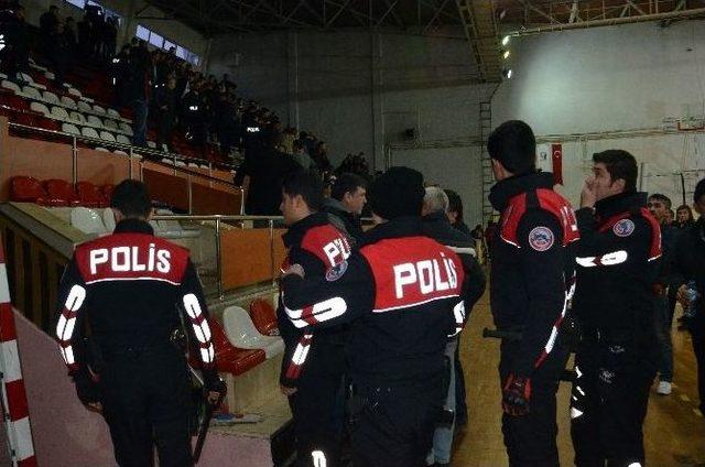 Bayanlar Voleybol Maçında Tribünler Karıştı