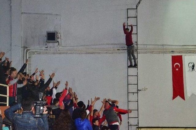 Bayanlar Voleybol Maçında Tribünler Karıştı