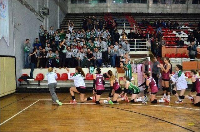 Bayanlar Voleybol Maçında Tribünler Karıştı