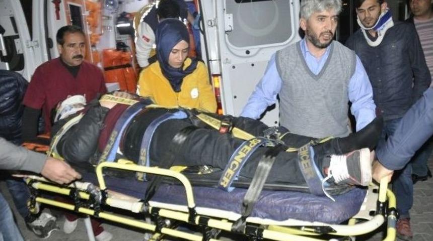 Ambulans İle Otomobil &Ccedil;arpıştı: 3 Yaralı