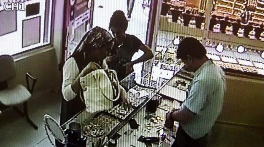 &Ouml;ld&uuml;rd&uuml;ğ&uuml; Adamın Paralarını Altına Yatırdı