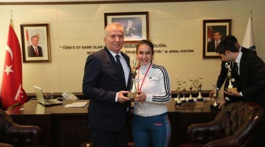 Raket Sporları Turnuvası’nda Ödüller Dağıtıldı