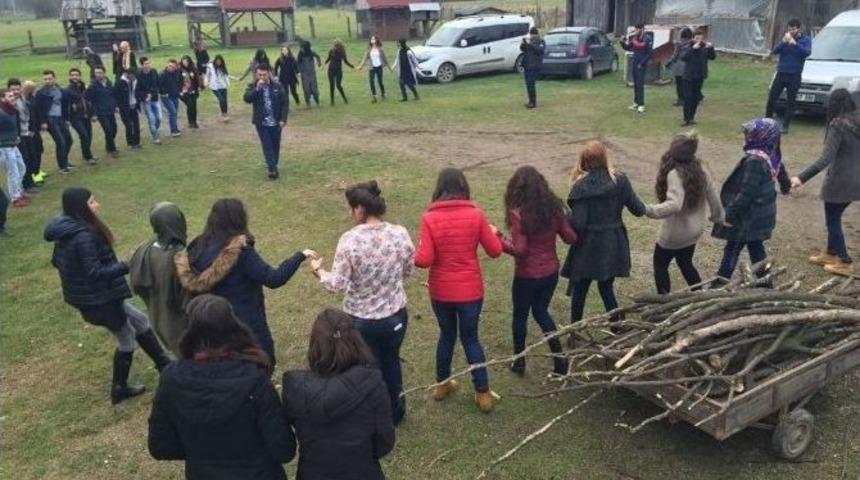 &Ouml;ğrenciler Hamsi Şenliğiyle Stres Attı