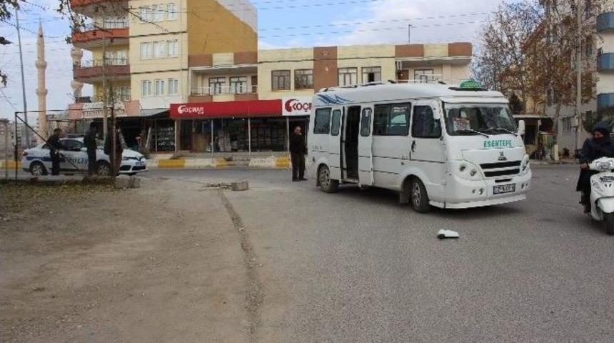 Motosikletle Yolcu Minib&uuml;s&uuml; &Ccedil;arpıştı: 2 Yaralı