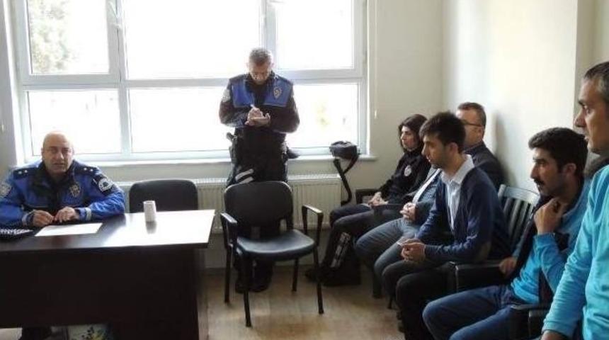 Polis Vatandaşların Sorunlarını Dinliyor