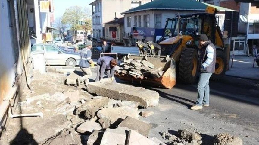 Ak&ccedil;akoca&rsquo;da Kaldırım &Ccedil;alışması