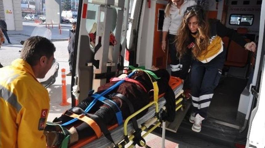 &Ccedil;arpışan Otomobillerden Biri Dolmuş Durağına Daldı: 1 Yaralı