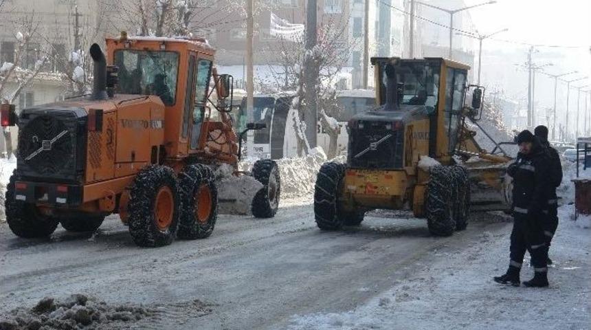 Y&uuml;ksekova&rsquo;da Kar Temizleme &Ccedil;alışması