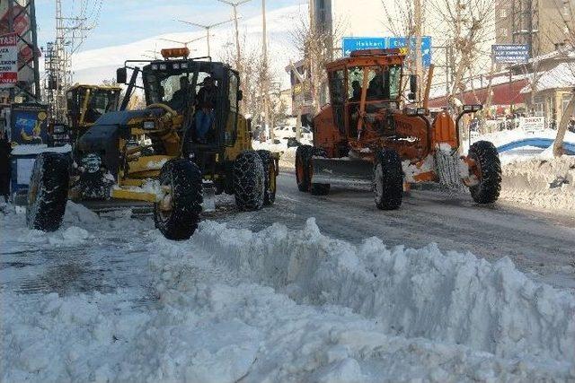 Yüksekova’da Kar Temizleme Çalışması