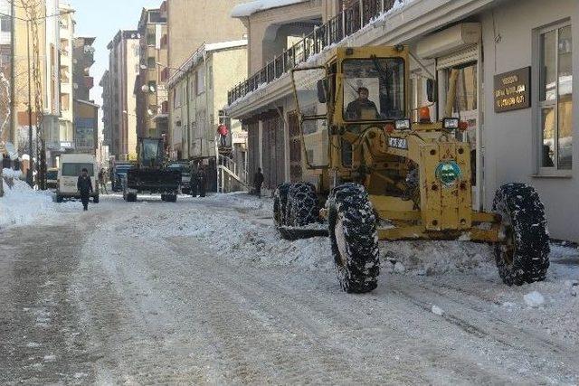 Yüksekova’da Kar Temizleme Çalışması