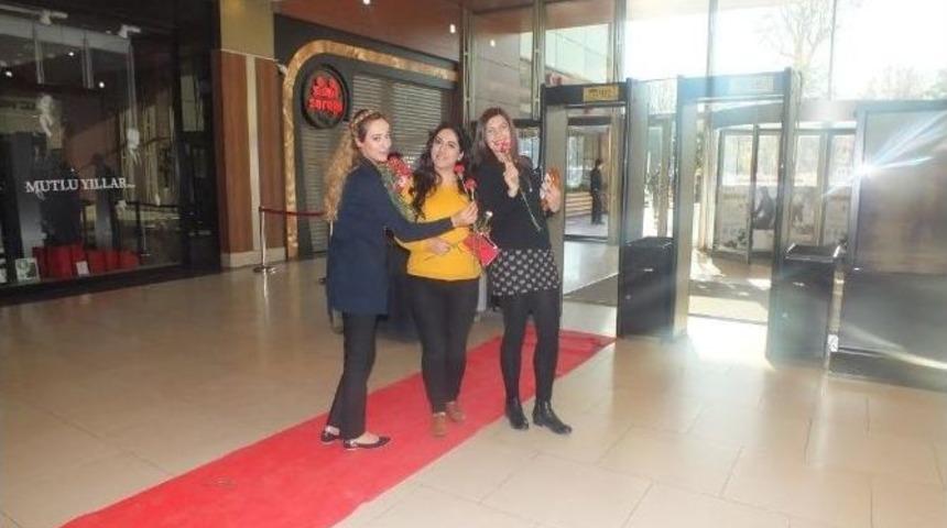 Mağazacılar G&uuml;n&uuml;&rsquo;nde, &Ccedil;alışanlara S&uuml;rpriz Karşılama