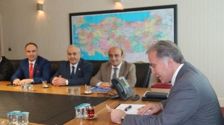 Karab&uuml;k Merkez Mahalle Muhtarları Derneğinden Şahin&rsquo;e Ziyaret