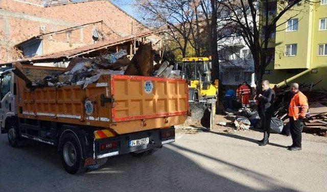 Battalgazi Belediyesi Çöp Evi Temizledi